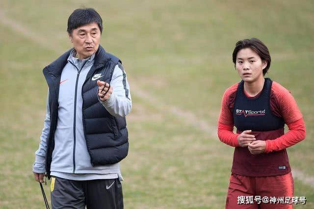 媒体人：杨瀚森是能打的 关键看怎么用 没球权或低位背撸是不行的
